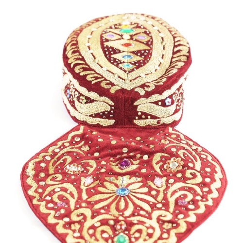 Díszes bánáti hímzett főkötő